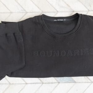 A black shirt with the words " round aries ".